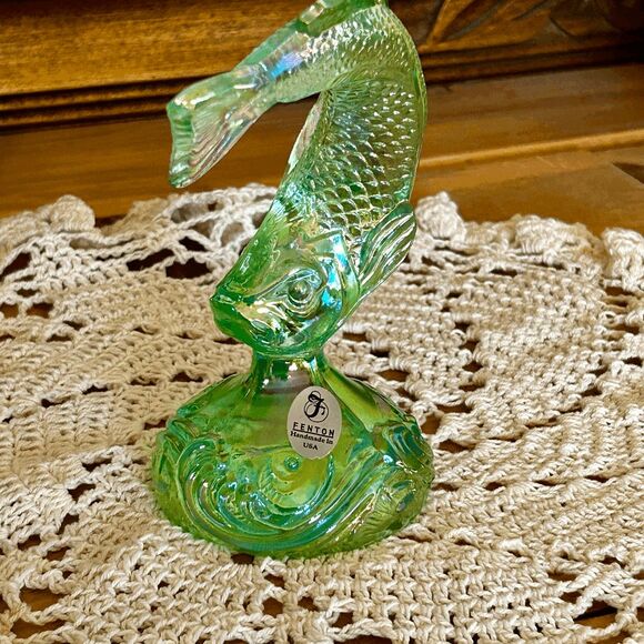 Vintage Fenton Glass Willow Green Carnival Glass Paperweight Jumping Trout or Fi - Picture 3 of 3